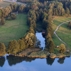 Jezioro Rydzowka z widocznym wejsciem do Kanalu Mazurskiego. EU, PL, Warm-Maz. Lotnicze.